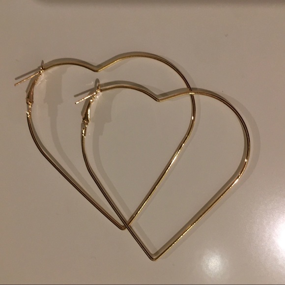🛍 Oversized Gold Heart Earrings - Picture 3 of 4